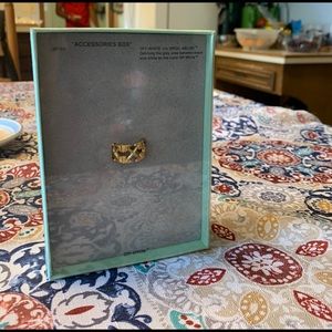 Off-white gold arrow ring